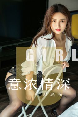 男生抱着女生压枪